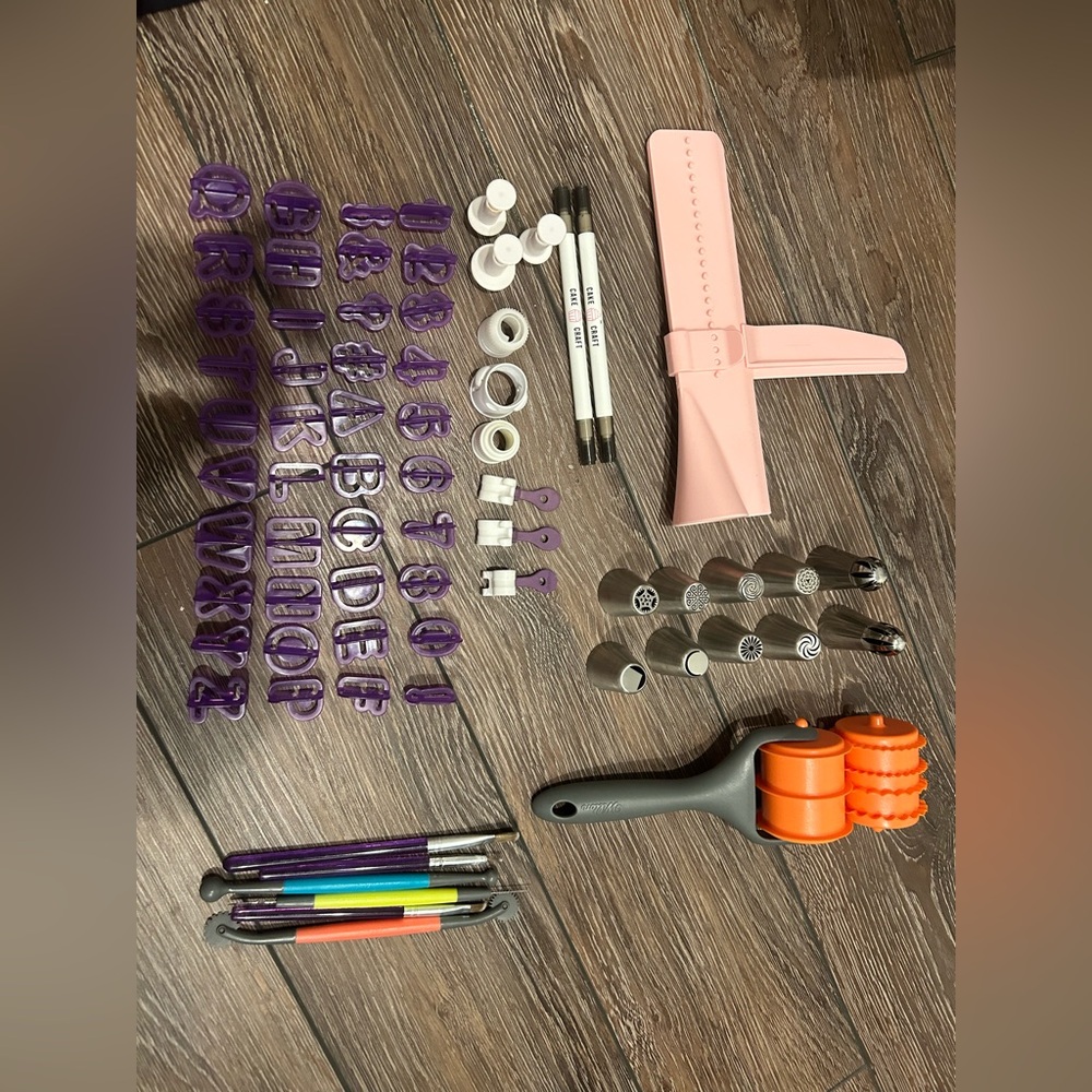 Cake decorating tools